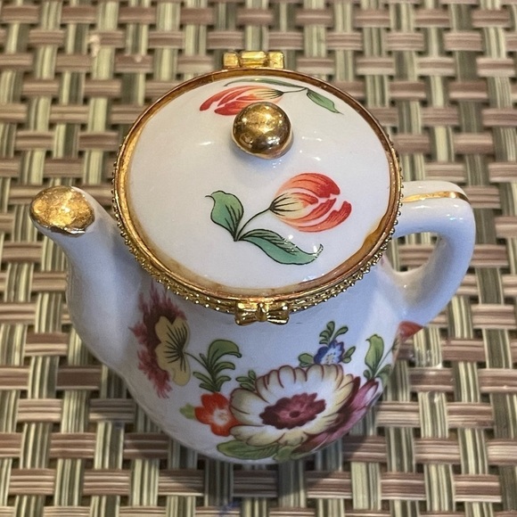 Vintage Cottage Teapot Floral Painted Porcelain Hinged Pill / Rings Trinket box - Picture 4 of 8